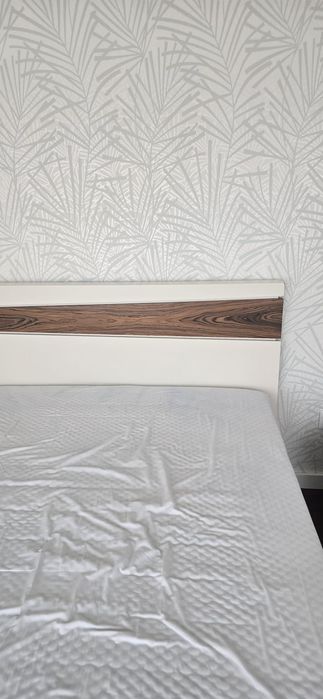 Cama de casal com estrado (sem colchão) com 2 mesas de cabeceira