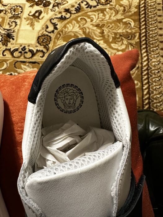 Продам нові кросівки Versace