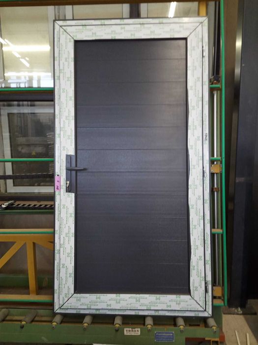 Drzwi do budynku gospodarczego inwentarskiego letniej kuchni magazynu