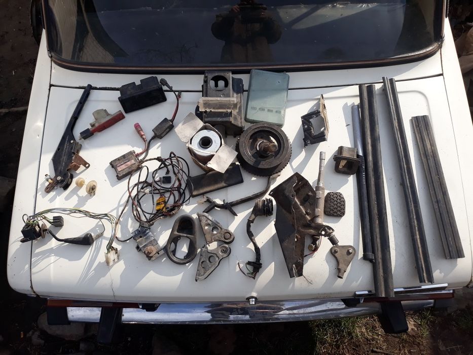 Продам Двері БМВ Є30 є ще інші різні запчастини деталі по тел.