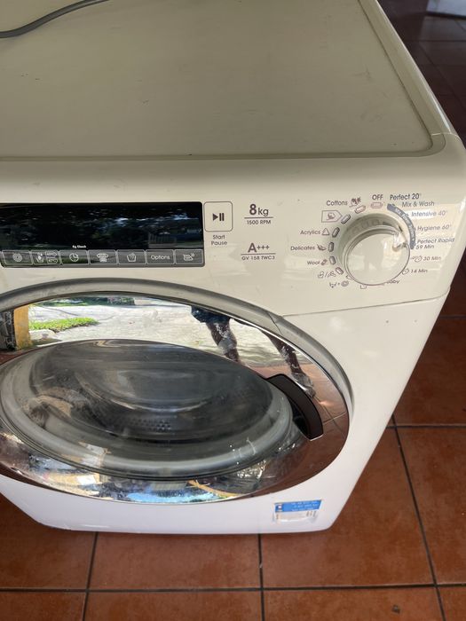 Máquina de lavar roupa Candy 8kg com fuga de água avariada