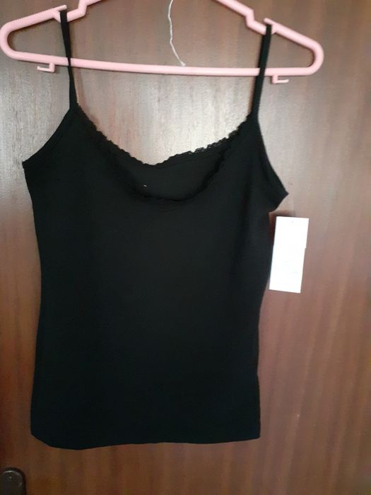 Top preto, tamanho S, porte incluído.