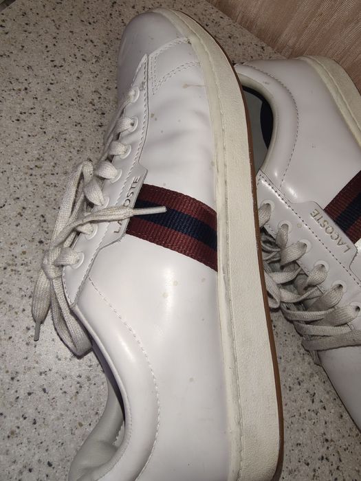 Шкіряні кеди , кросівки Lacoste Carnaby Evo з фірмовою червоно-синьою смужкою збоку.