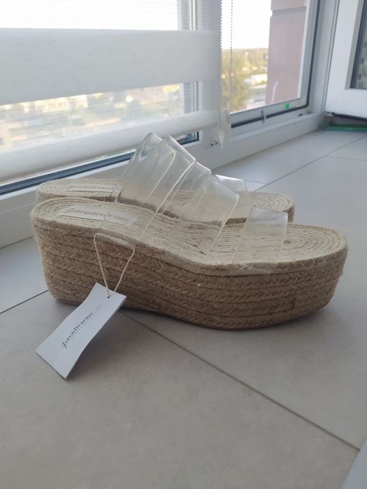 Нові шльопанці на платформі, Stradivarius