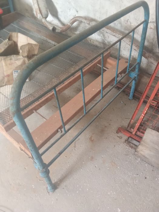 Cama de ferro muito antiga