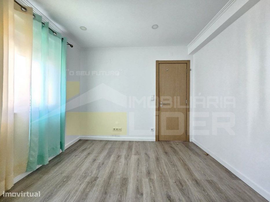 Oferta de Verão oferecemos a escritura.
Excelente Apartamento T3 m...