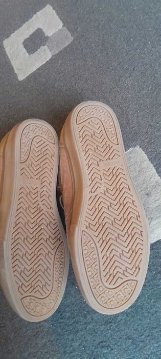 sapatilhas Globe em camurça quase novas