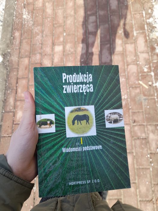 Książka jak widać na zdjęciach stany średni i No troszkę ma uszkodzeń