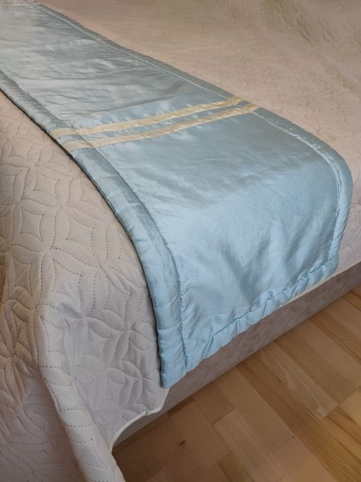 Декор/дорожка на кровать нежно-голубого цвета