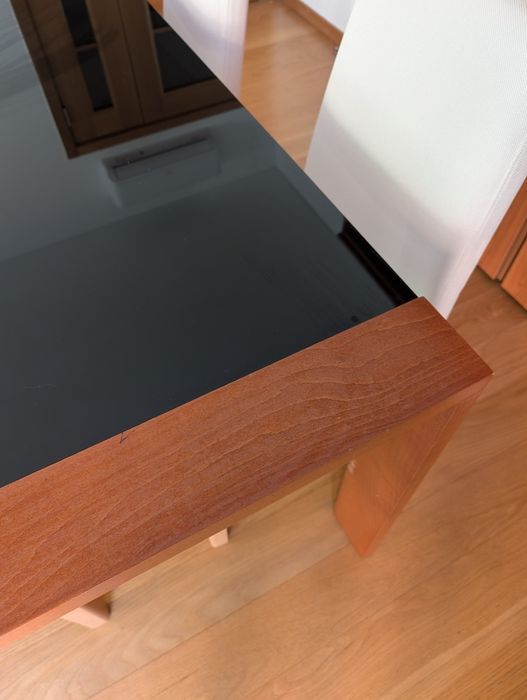 Mesa de madeira maciça e cadeiras de tecido branco