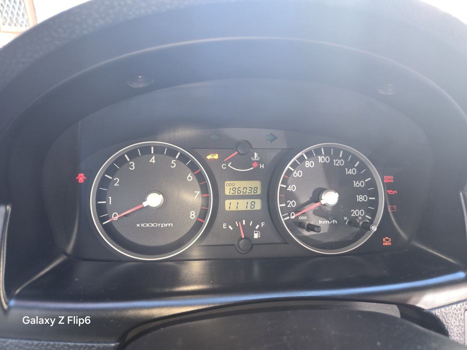 Vendo carro, 2003 gasolina, bom estado de conservação, 196 mil km, chave reserva, documentos em dia!!
