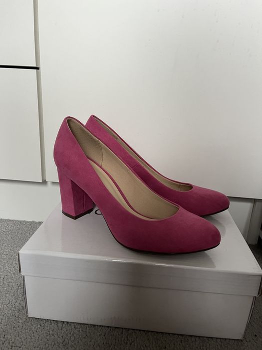 Różowe buty na słupku