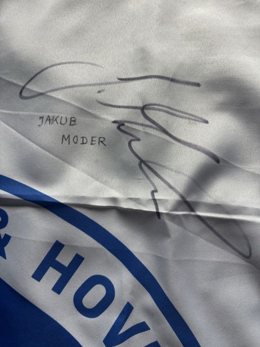 Flaga z autografem pilkarza