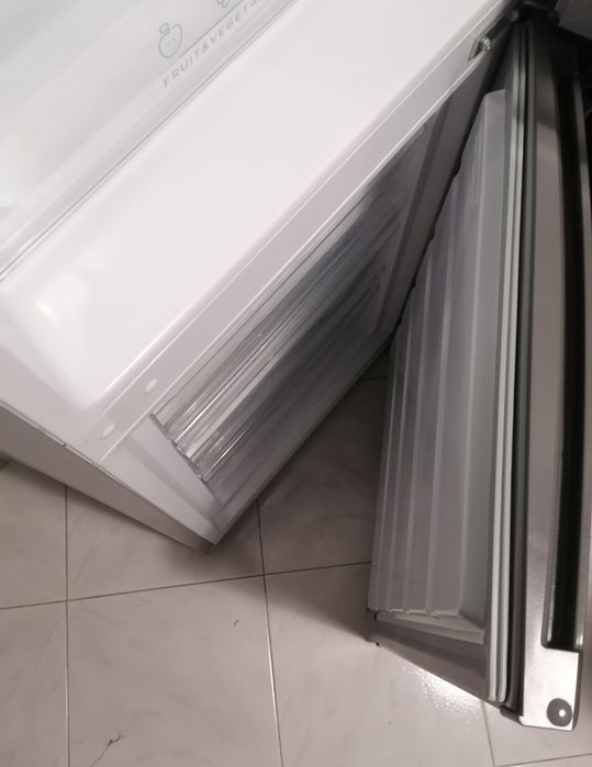 Frigorífico combinado com dispensador de Água