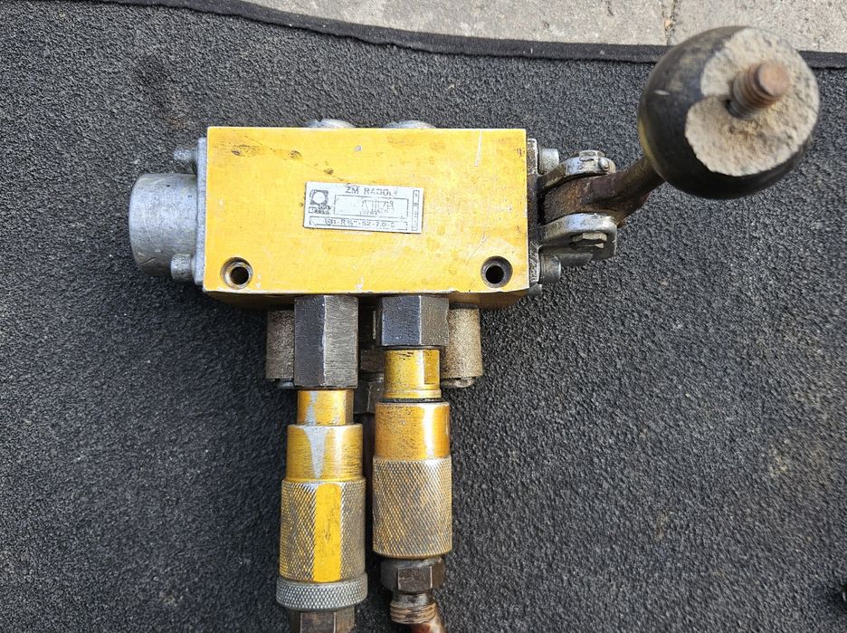 Rozdzielacz Hydrauliczny / Zawór  ZM RADOM / 611 R3/8 52-7.0 B