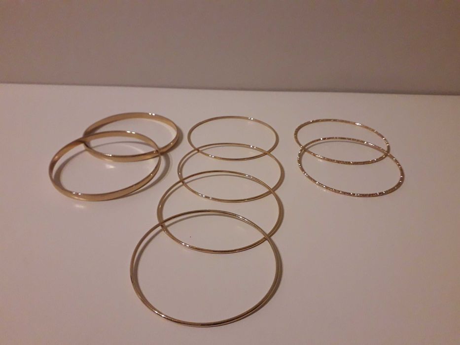 Pulseiras douradas