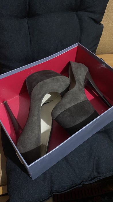 Туфлі на шпильці шоколадного кольору