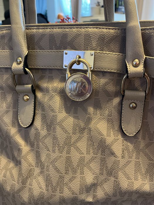 Duza torebka beżowa Michael Kors na ramie z paskiem