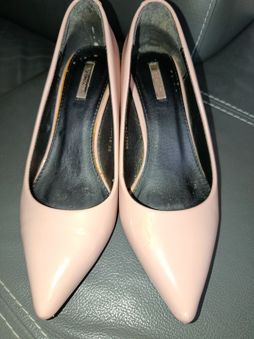 Buty na niewysokiej szpilce. 38, 24.5 cm