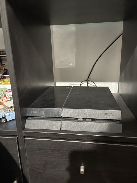Vendo ps4 usada como nova com comando e jogos
