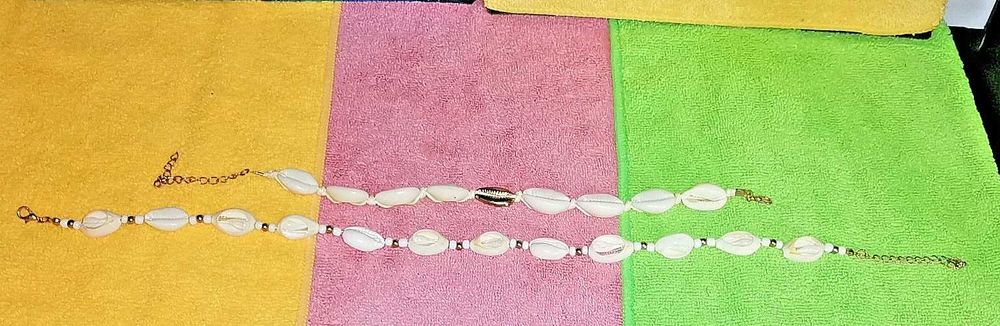 Colar e pulseira em conchas creme, feitos à mão.