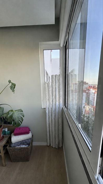 Cortinas opacas de rolo da marca Leroy brancas 150x250cm