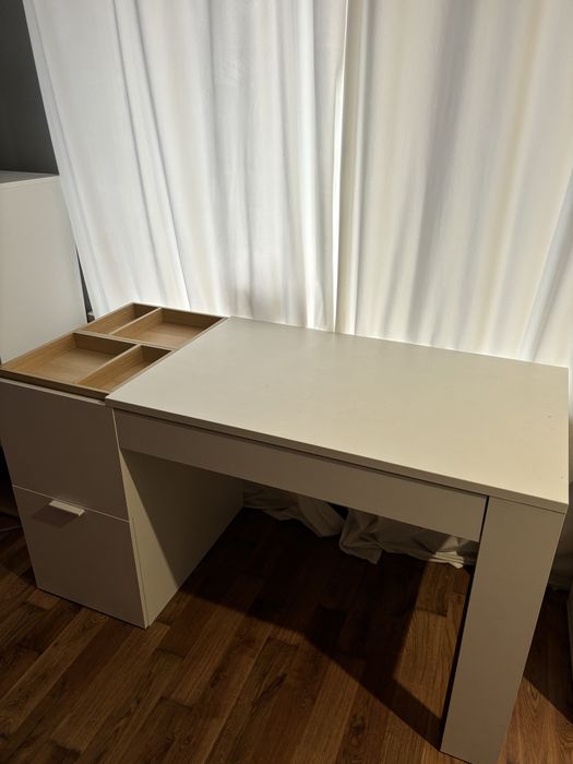 Biurko białe z drewnianymi wstawkami