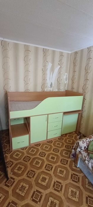 Дитяче ліжко з матрасом +стіл
