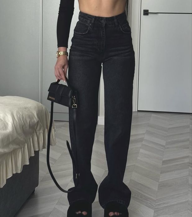 Чорні джинси на високій посадці