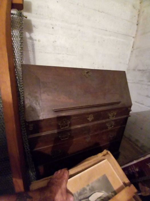 Vendo Secretária,  móvel e  muito antiga