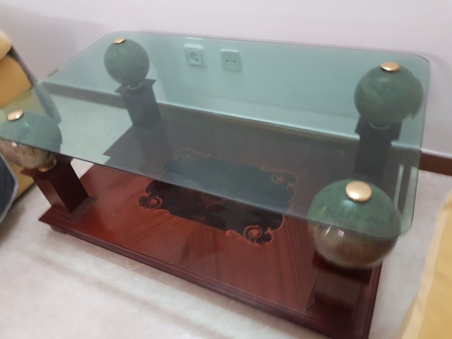 Mesa de centro em vidro e madeira