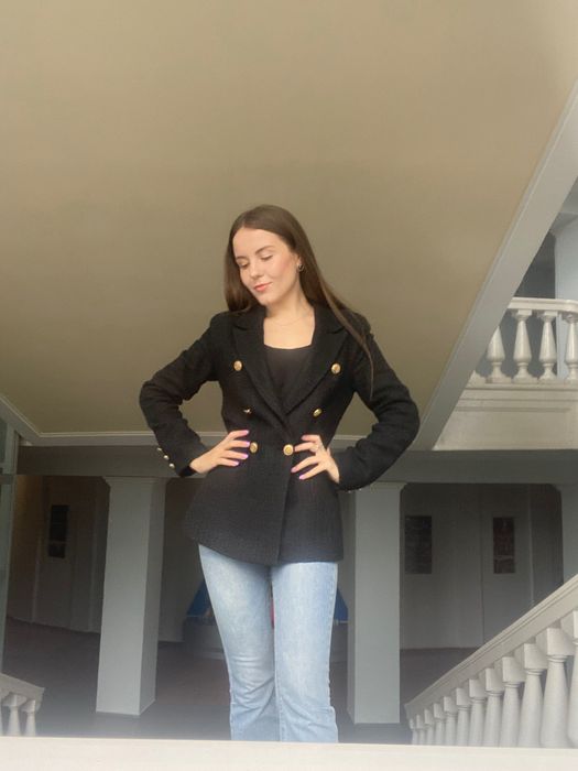 Чорний твідовий жакет з золотою фурнітурою