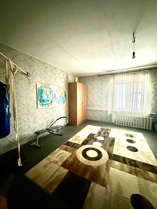 У продажу будинок на два поверхи