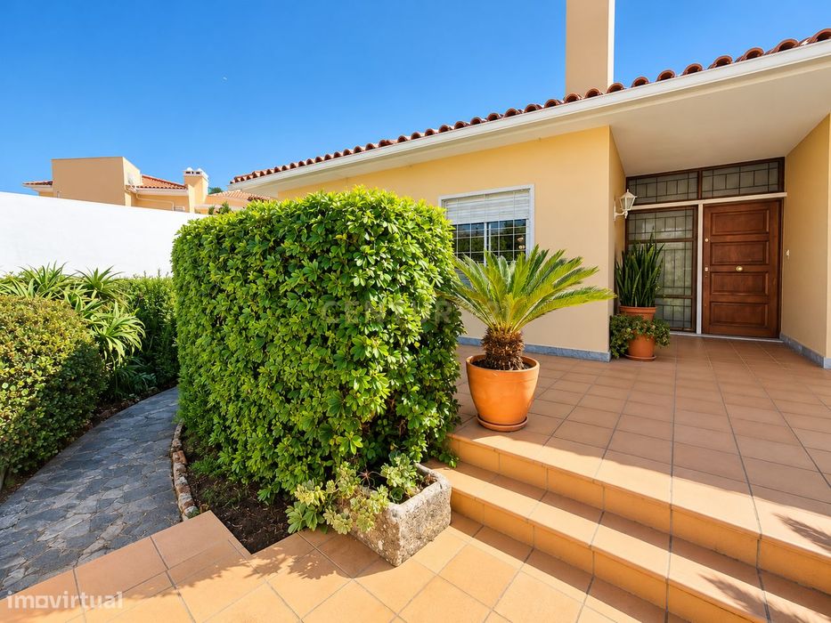 Moradia T3 Mobilada com Jardim e Garagem no Livramento, Estoril