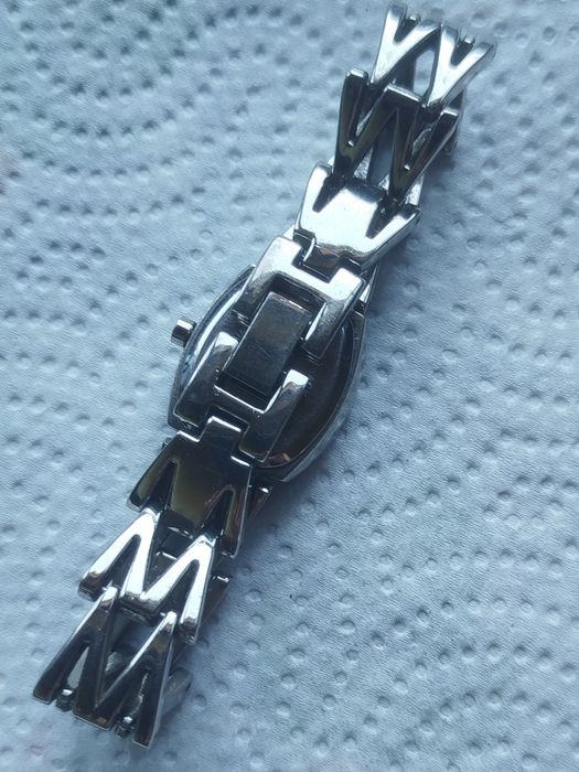 Vendo relógio de senhora  com bracelete metálica em bom estado. Tem pilha nova e funciona muito bem.