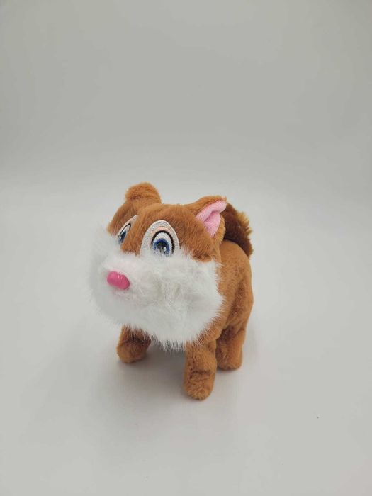 Wiewiórka na baterie chodząca rusza ogonem noskiem