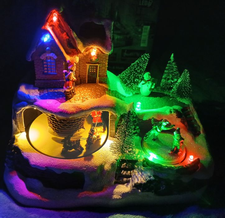 Інсталяція ковзанка каток новорічна різдвяне містечко карусель  потяг