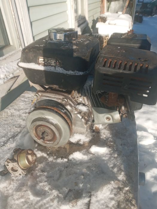 Бензиновий мотор мотоблок.