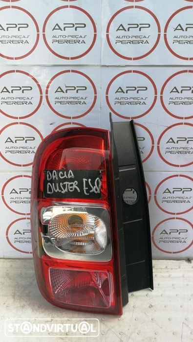 Farolins traseiro esquerdo Dacia Duster de 2014.