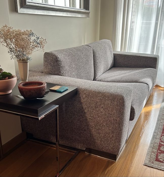 Sofá cinza mesclado — design contemporâneo