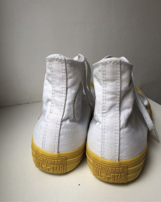 Białe Converse Chuck Taylor all star z żółtą podeszwą