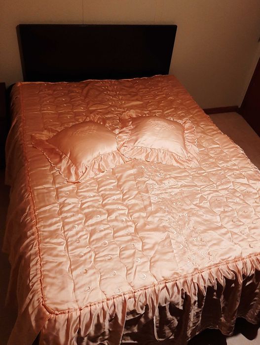 Edredom com 2 almofadas (em cetim)