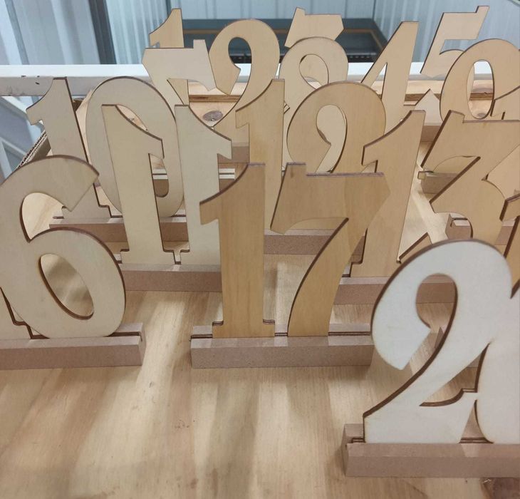 Novos- Números em Madeira com Suportes