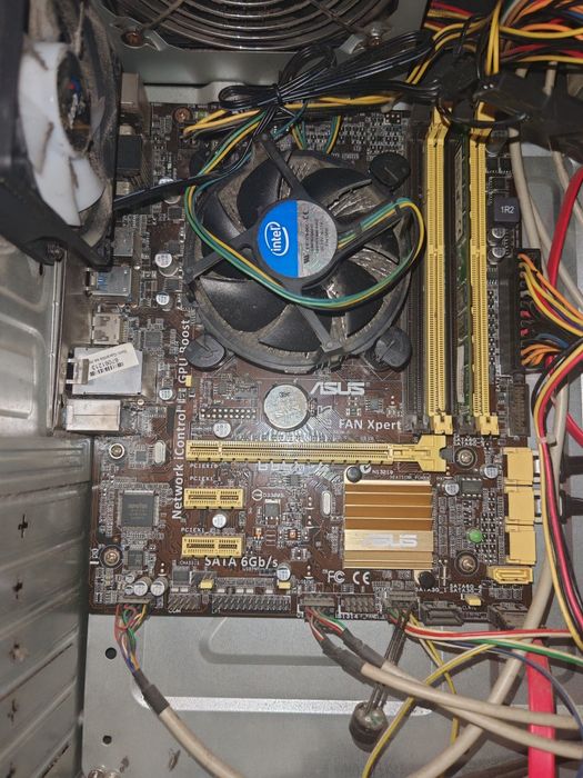 Computador com: CPU Intel i5-4440, pente de 8GB RAM Kingston, Motherboard ASUS, PSU e 2x ventoinhas [Sem disco]