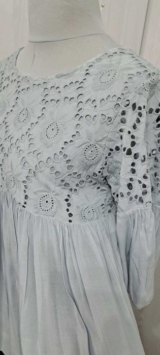 Piękna  szara , popielata, włoska bluzka z bawełnianej koronki