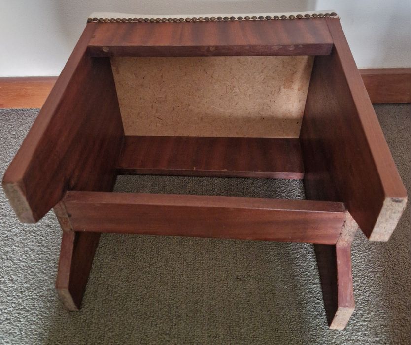 Banco /Repousa pés/ Banqueta de Piano Antiga (Vintage) com Prateleira de Pautas