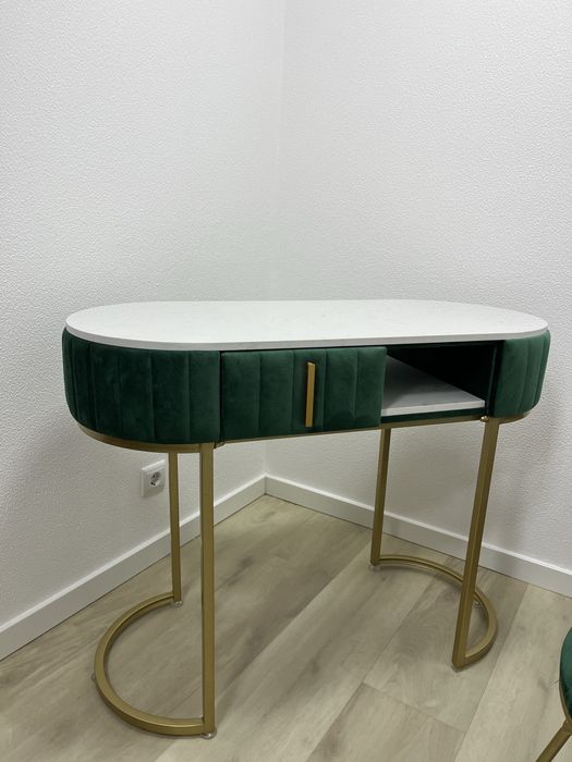 Mesa manicure com duas cadeiras em perfeito estado