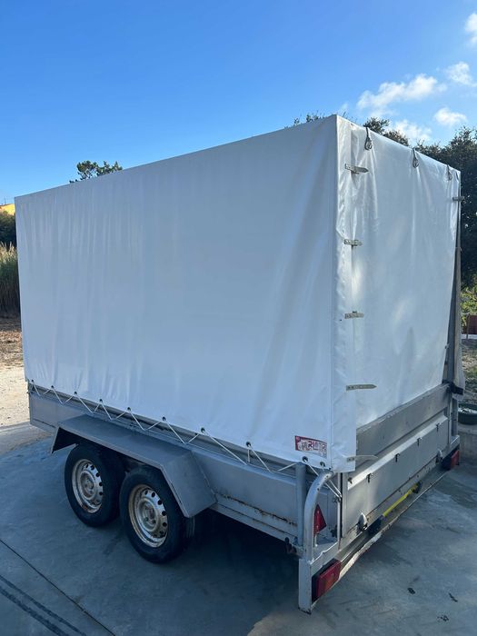 Reboque com toldo removível