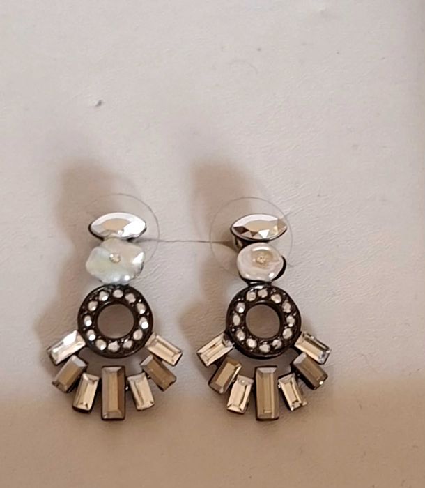 Brincos da Pedra Dura, estilo Banana Republic apresentam um design em leque com cristais  e pérola irregular, dando um estilo muito elegante