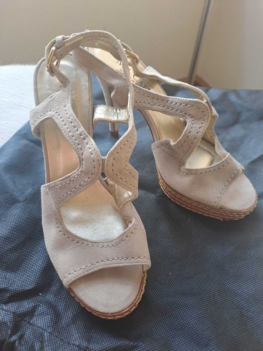 Sandálias em camurça, cor crú - Mr. CAT Brasil